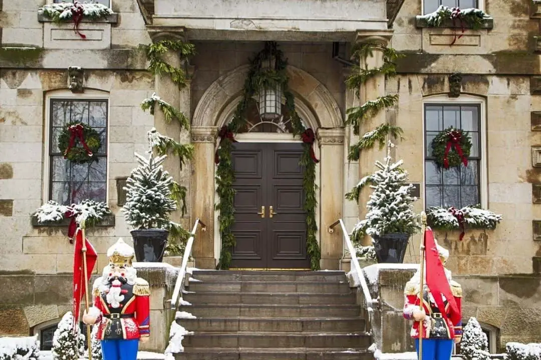 Entrance to a Niagara winery decorated for the holiday season | christmas towns in ontario